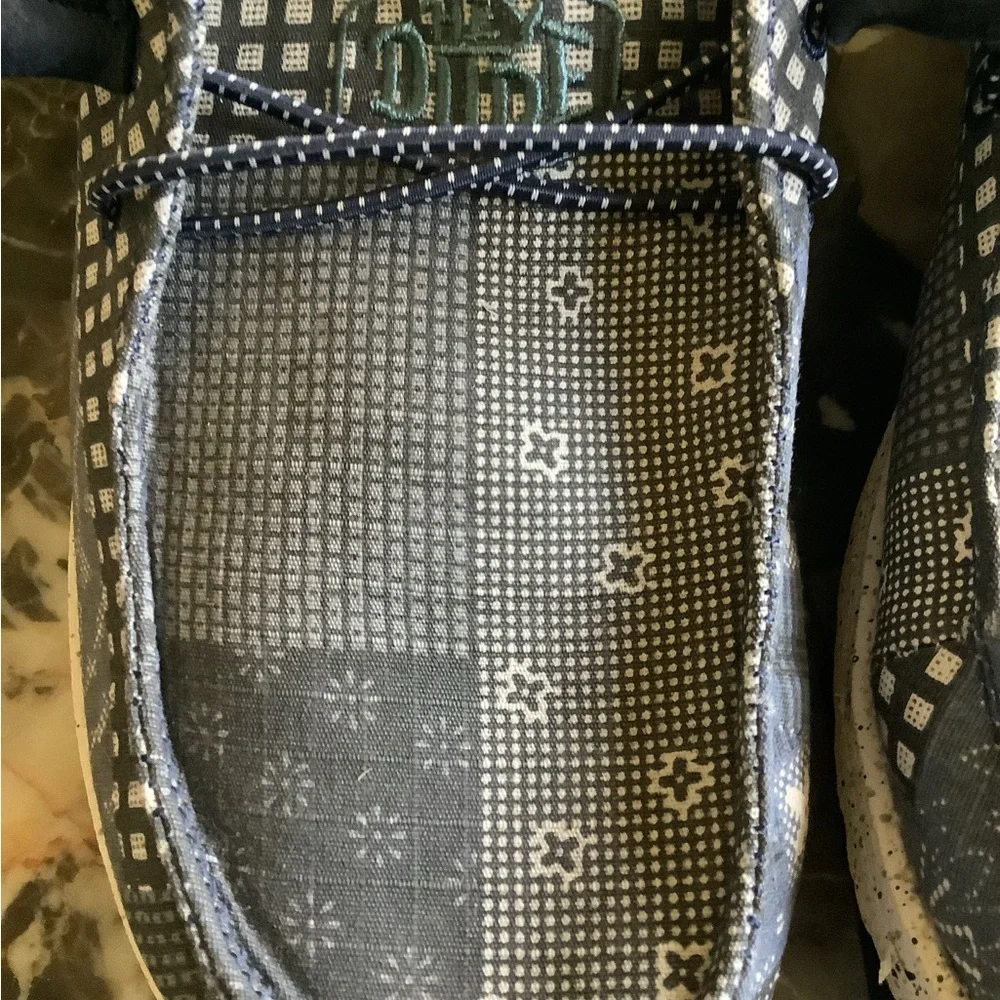 Hey dude Wendy’s blue floral patch deck shoes size 6
